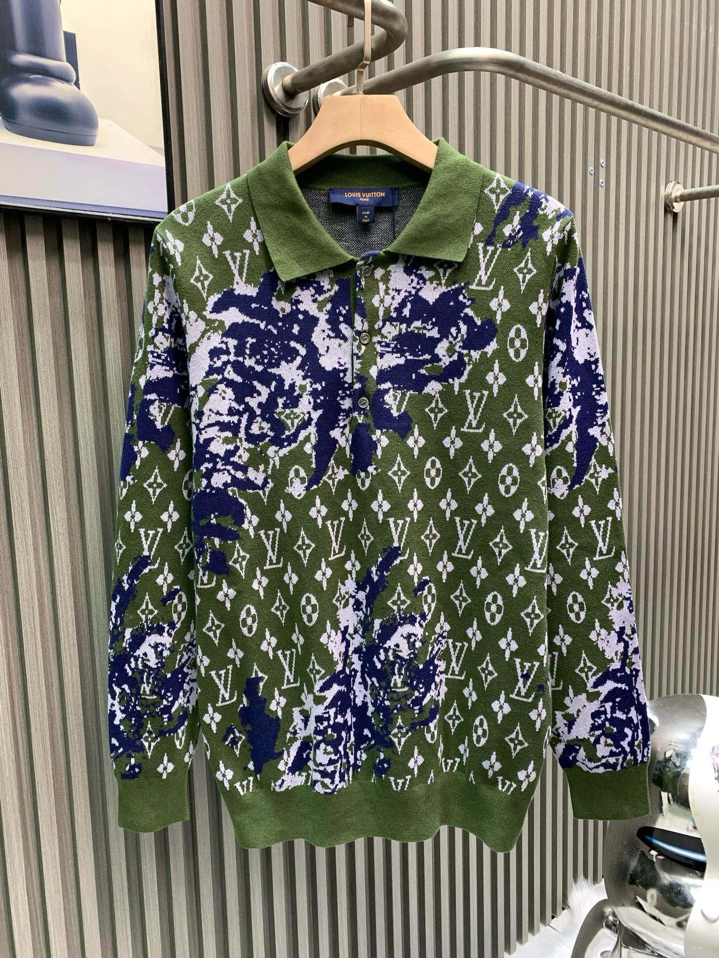🅿️410 🀄️ Louis Vuitton Louis Vuitton 25* letter pullover long-sleeved Polo collar sweater. Irregular blue embroidery on the chest and back highlights the layering of the entire dress. 🔥Freshly released. The green jacquard texture interprets the full Rainbow Monogram pattern. The effect is like a gradient color painted with colored pencils. The effect creates a vintage look. Made of 100% cotton. New multi-color double-layer jacquard technology. The jacquard yarn on the back and the contrast-dyed jacquard denim create a jacquard effect combined with an old-fashioned effect. It has a strong texture and a nostalgic atmosphere.